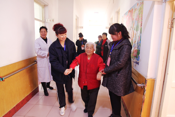 老人的笑容，我們的快樂——公司青年志愿者走進敬老院活動側記.jpg